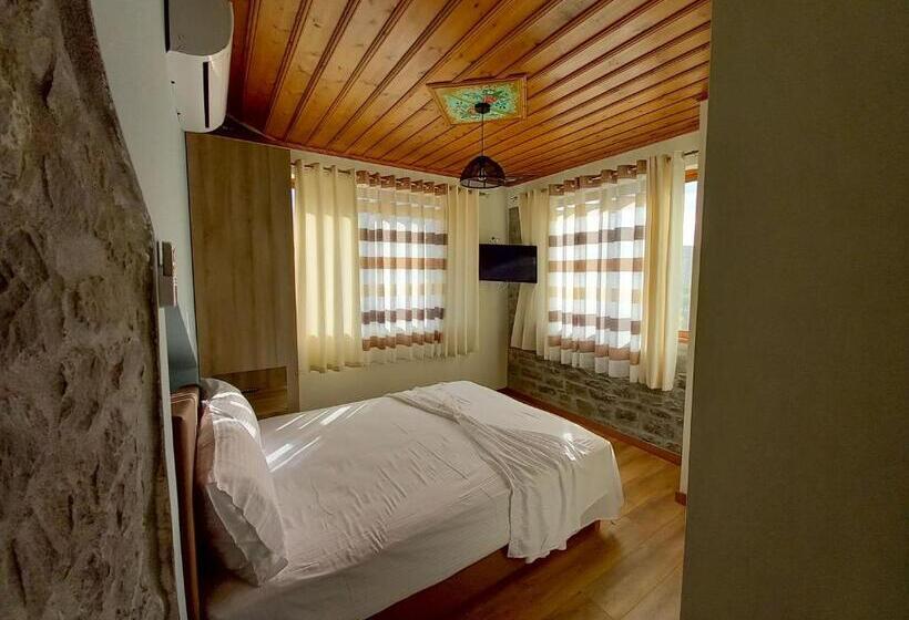 اتاق استاندارد, The Stone House