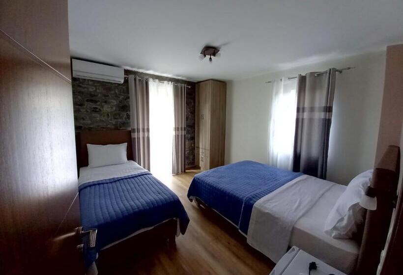 اتاق راحتی سه تخته, The Stone House