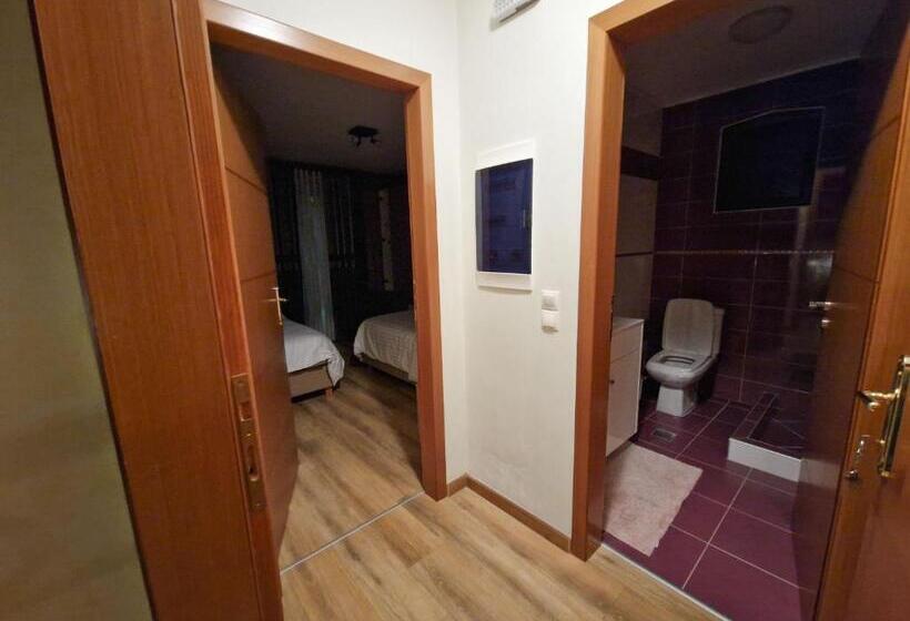 اتاق لوکس خانوادگی, The Stone House