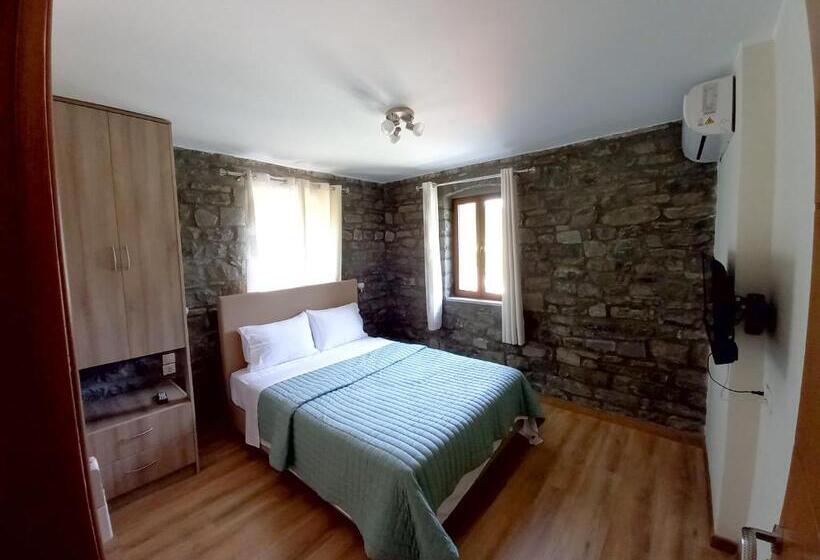 اتاق لوکس خانوادگی, The Stone House