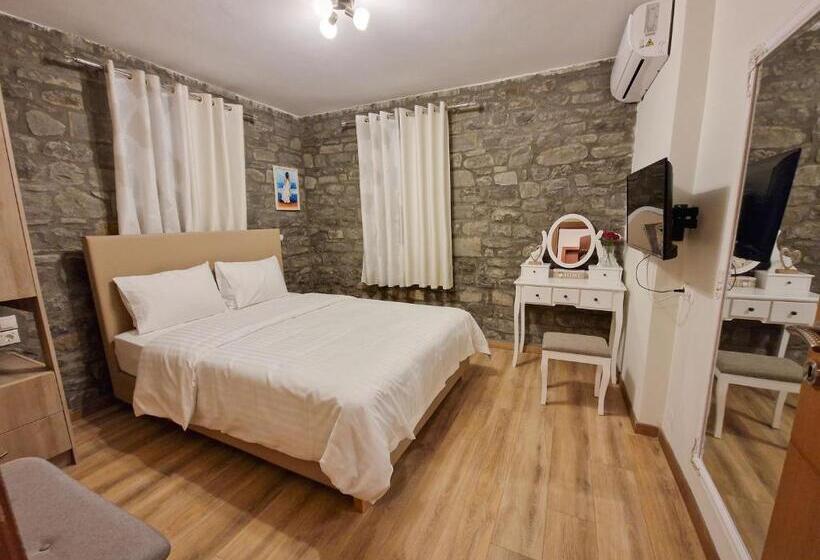 اتاق لوکس خانوادگی, The Stone House