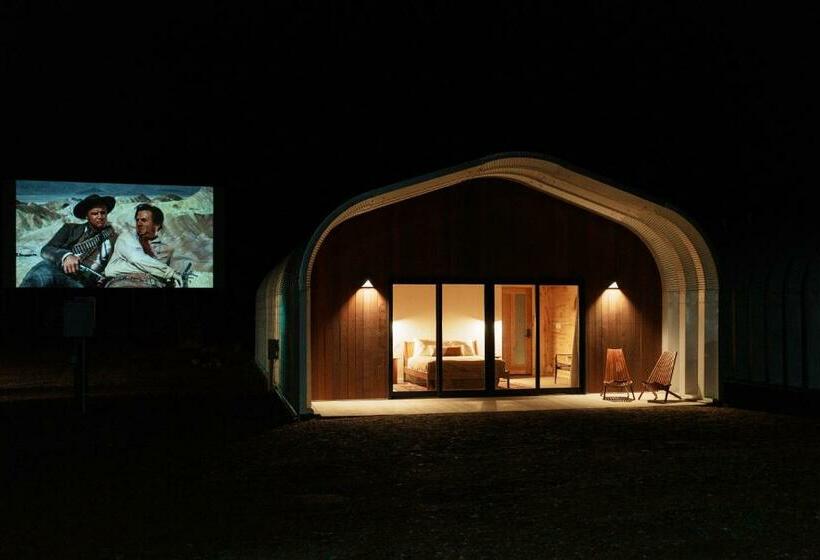 جناح, Frontier Drive Inn