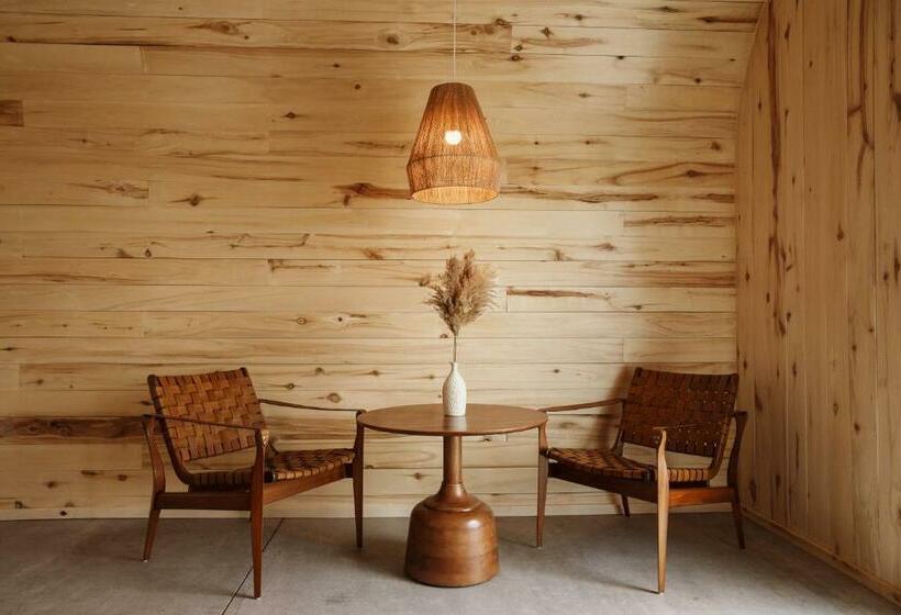 جناح, Frontier Drive Inn