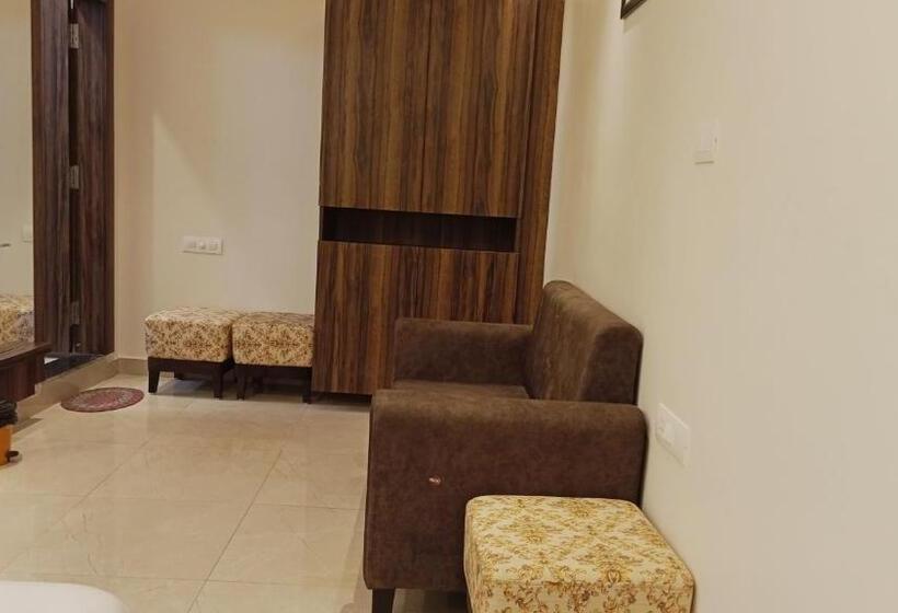 Chambre Quadruple Supérieure, Vrinda Inn