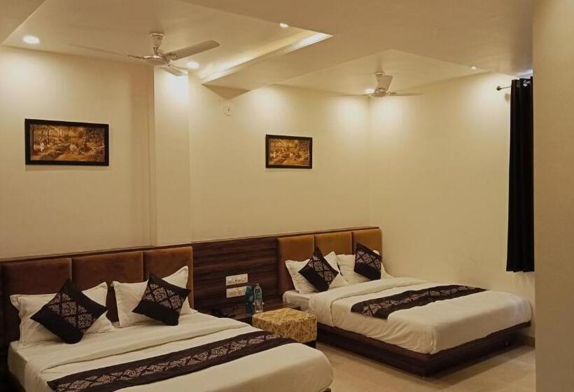 Chambre Quadruple Supérieure, Vrinda Inn