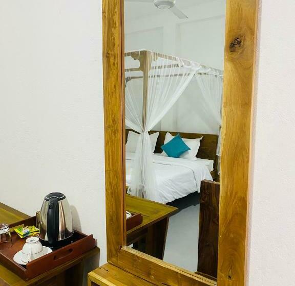 اتاق لوکس با بالکن, Rams Resort