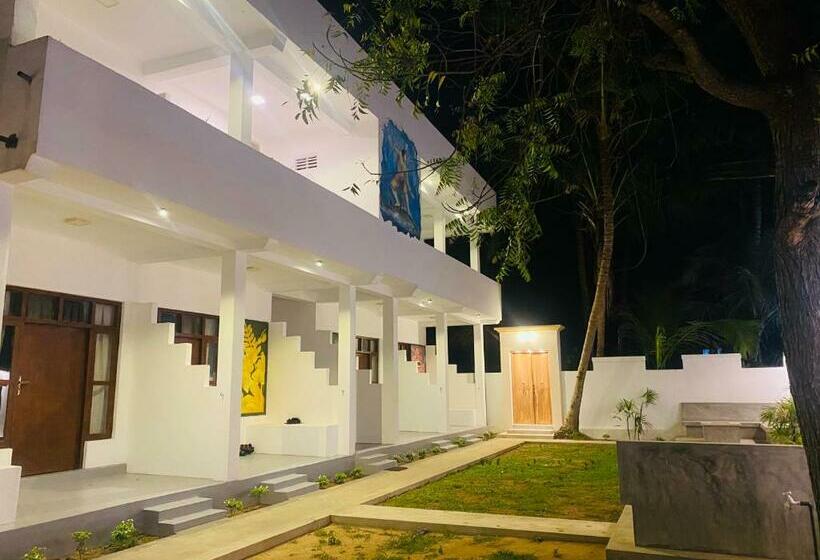 اتاق لوکس با بالکن, Rams Resort