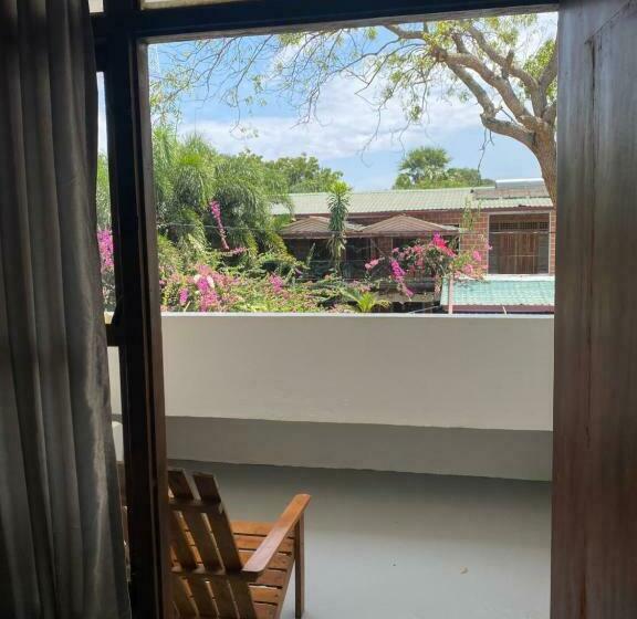 اتاق لوکس با بالکن, Rams Resort