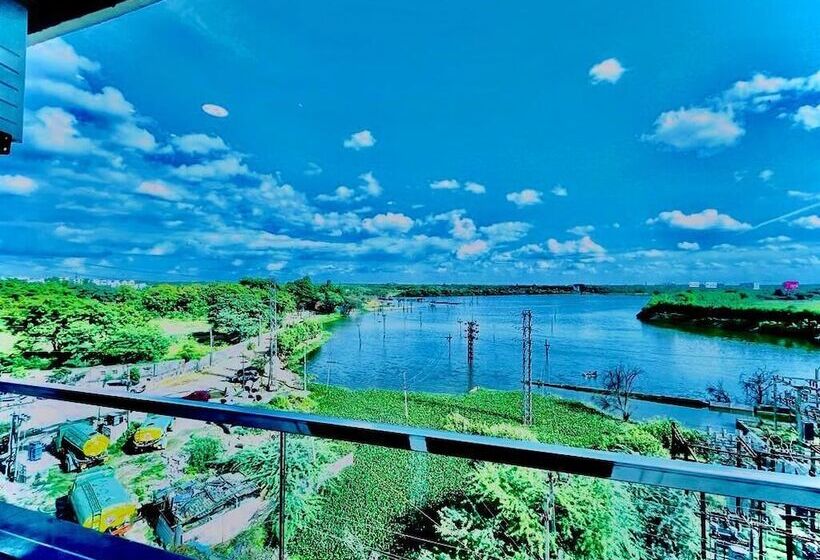 اتاق خانوادگی, Lake View Airport Zone