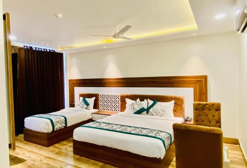 غرفة قياسية ثلاثية مزودة بشرفة, White And Restaurant 300 Mtr From Golden Temple