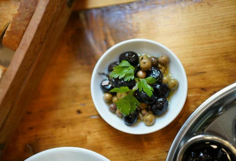 标准工作室, Monev Suites