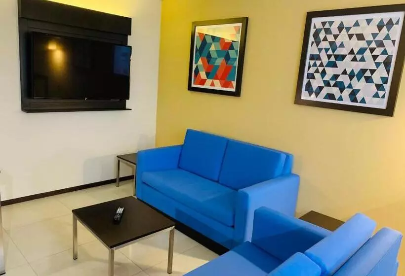 スイート, Holiday Inn Express   Mexico Basilica, An Ihg