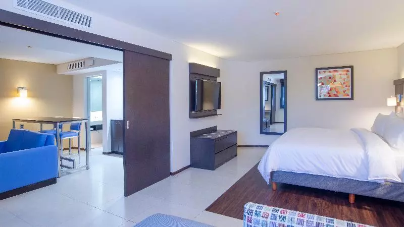 キングサイズベッドのスイートルーム, Holiday Inn Express   Mexico Basilica, An Ihg