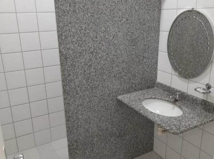 جناح ديلوكس, Linhatur