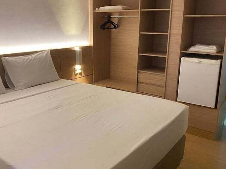 جناح ديلوكس, Linhatur