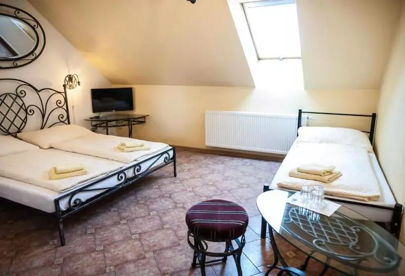 Standard Kolmen Hengen Huone, Penzion Eden