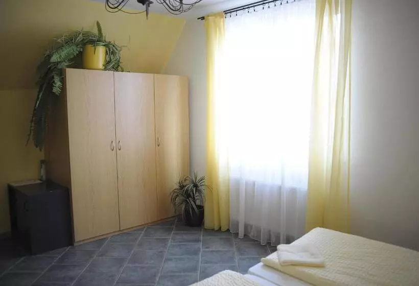 Standard Kolmen Hengen Huone, Penzion Eden