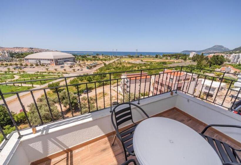 Deluxe Suite King Bed, Pharos