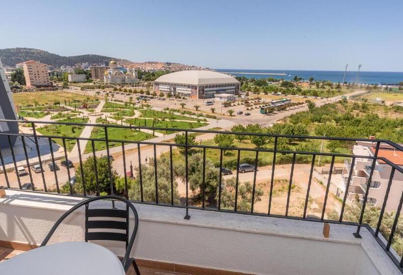 Deluxe Suite King Bed, Pharos