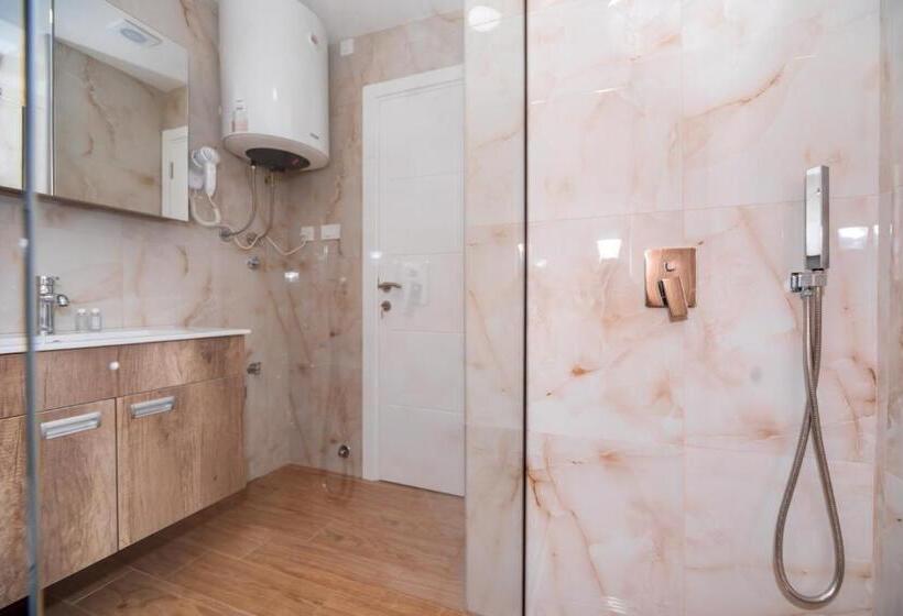 اتاق استاندارد با بالکن, Pharos