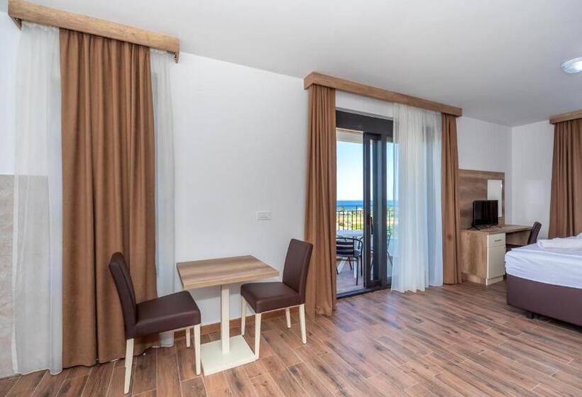 Deluxe Suite King Bed, Pharos