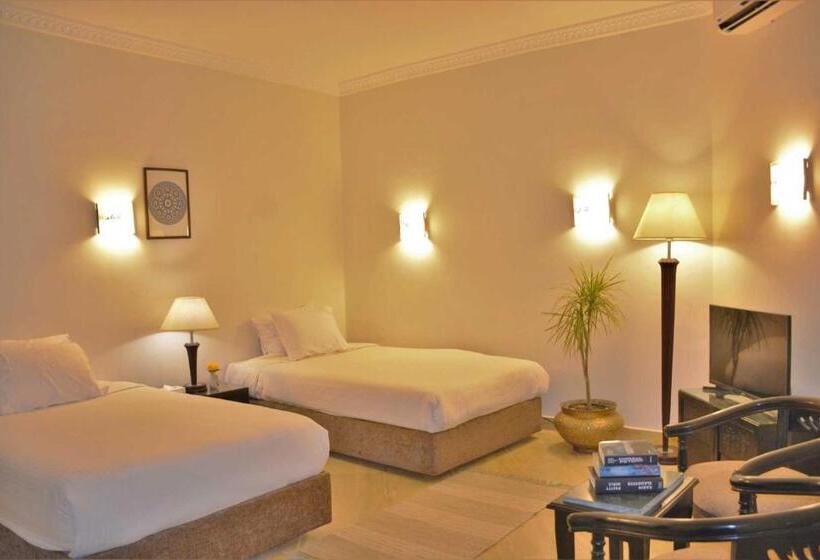 اتاق خانوادگی, Rohanou Beach Resort