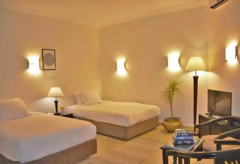اتاق خانوادگی, Rohanou Beach Resort