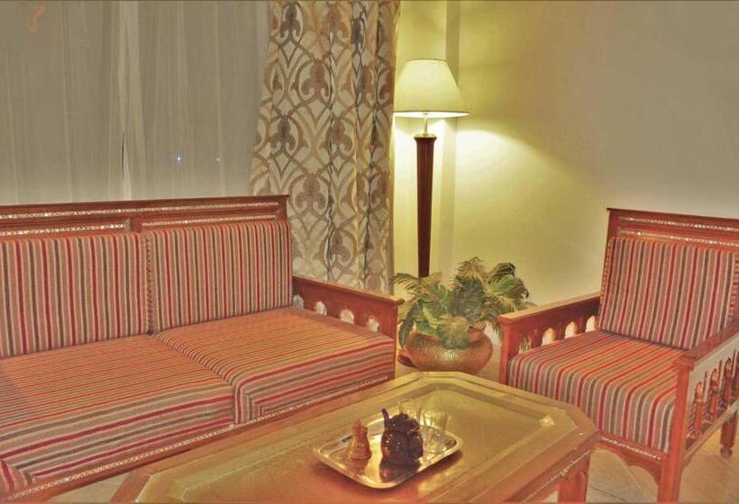 اتاق خانوادگی, Rohanou Beach Resort