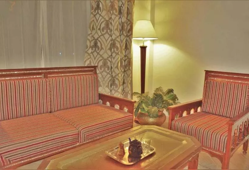 اتاق خانوادگی, Rohanou Beach Resort