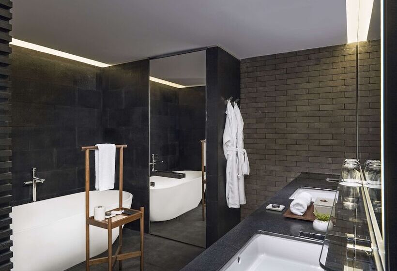 סוויטה דלוקס, The Temple House