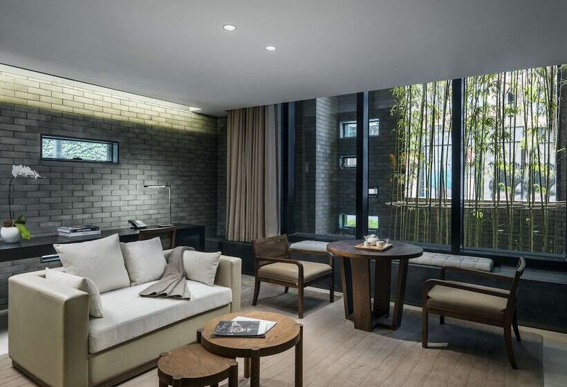 סוויטה דלוקס, The Temple House