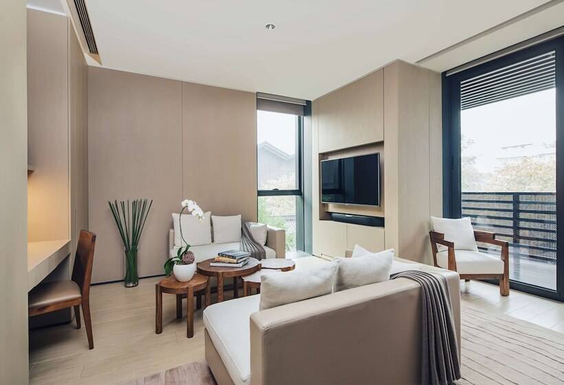 חדר פרמיום, The Temple House