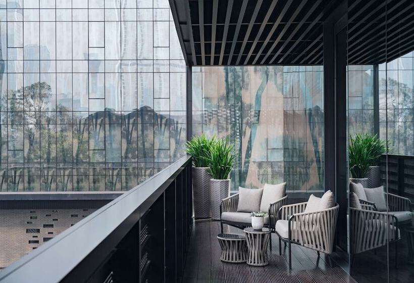 חדר פרמיום, The Temple House