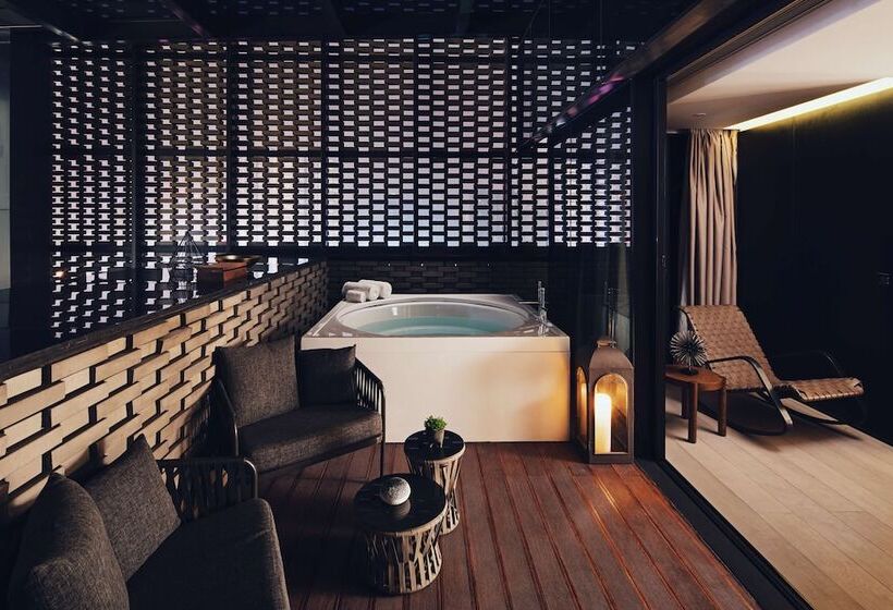 חדר פנטהאוז, The Temple House