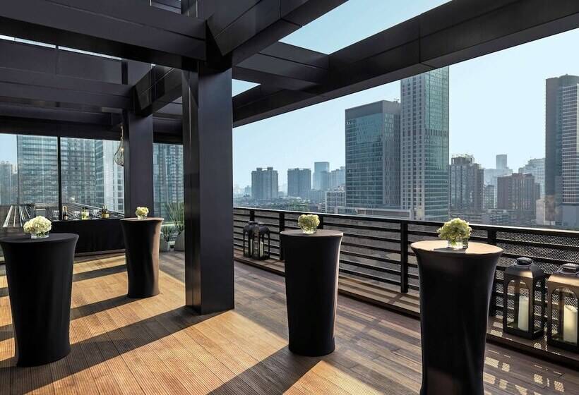 חדר פנטהאוז, The Temple House