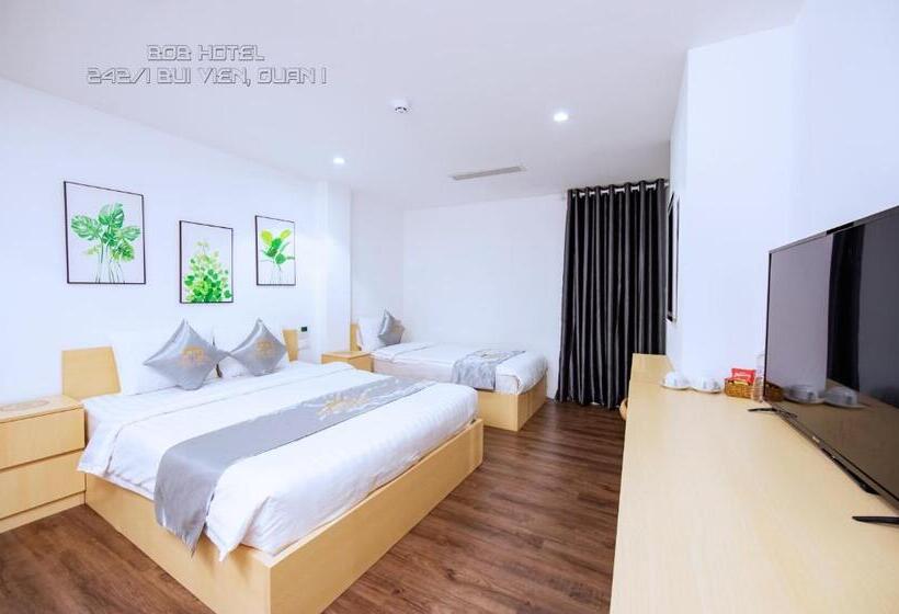 اتاق لوکس سه تخته, Bob Saigon