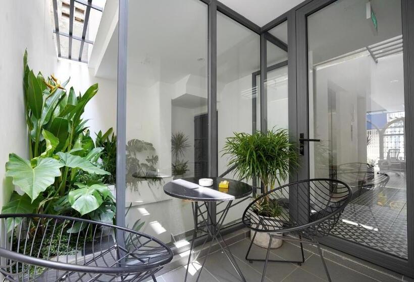 اتاق لوکس سه تخته, Bob Saigon