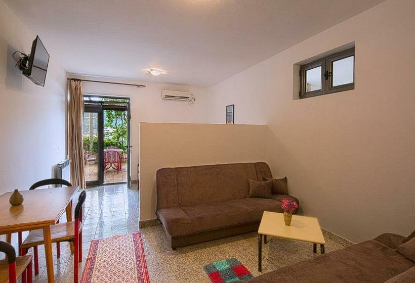 استودیو خانوادگی, Madra Rooms And Apartments