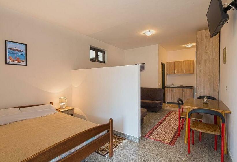 استودیو خانوادگی, Madra Rooms And Apartments