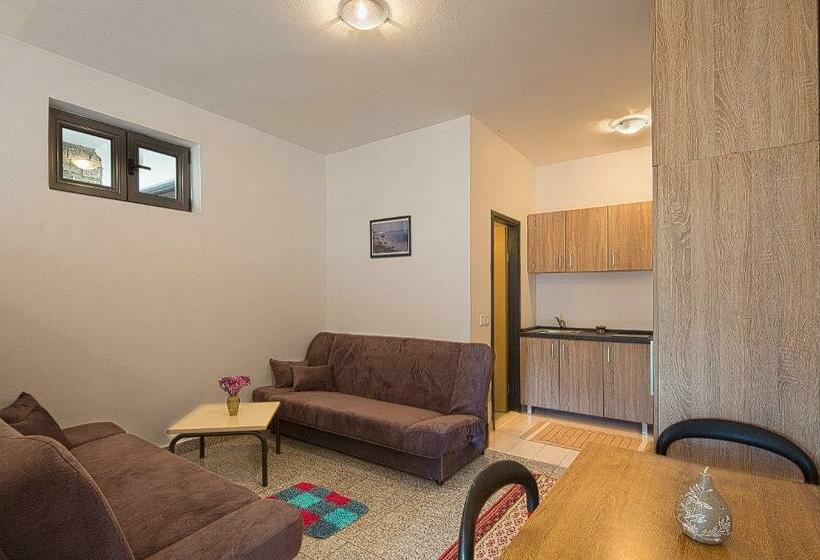 استودیو خانوادگی, Madra Rooms And Apartments