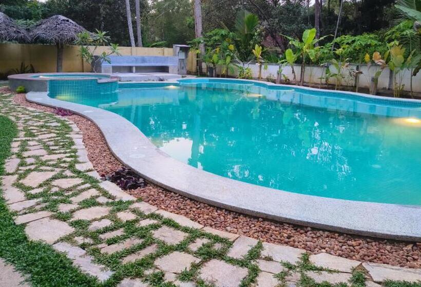 Люкс с Балконом, Marari Beach Bungalow Resort Alleppey