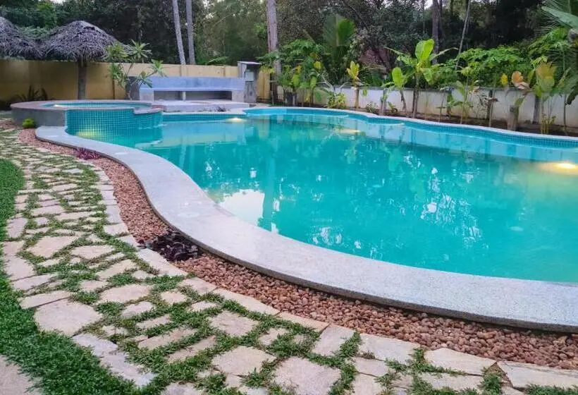 Standard Neljän Hengen Huone Puutarhanäkymä, Marari Beach Bungalow Resort Alleppey