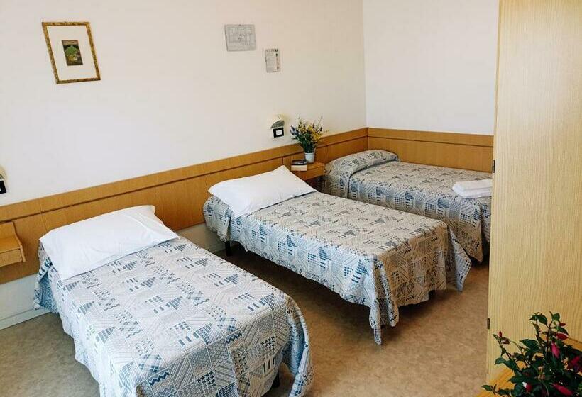 豪华三人间, La Playa