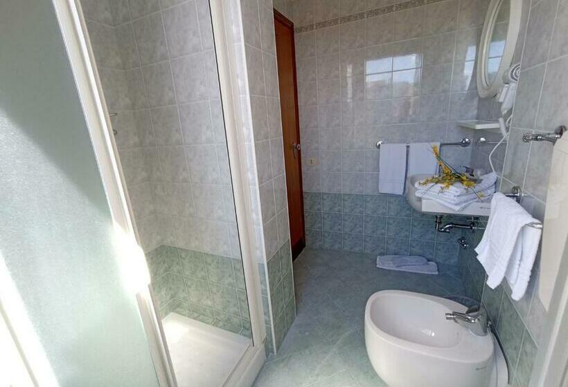 豪华三人间, La Playa