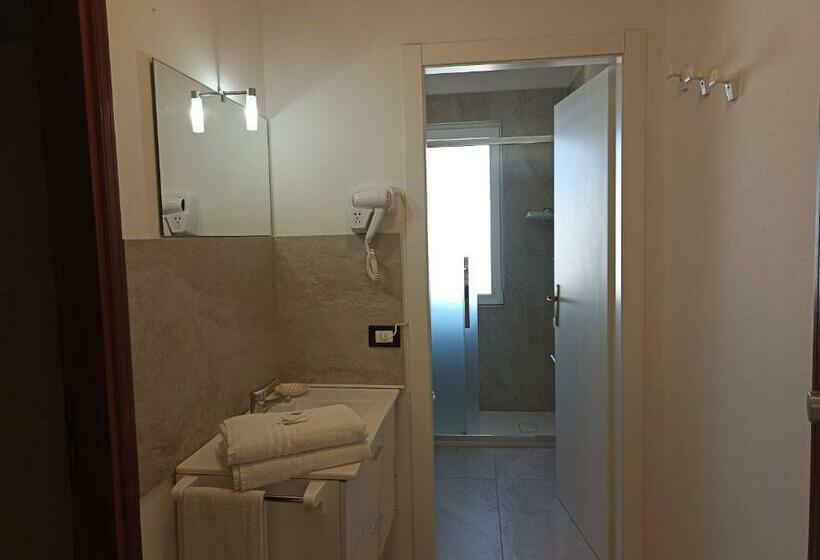 带阳台标准四人间, La Playa