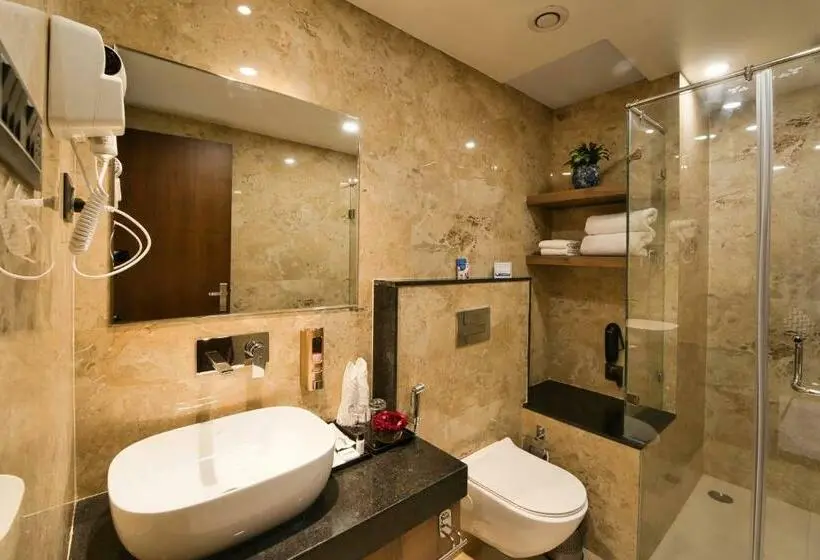 Quarto deluxe, Sterling Pushkar