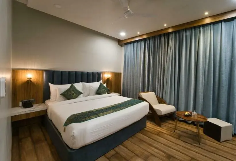 Quarto deluxe, Sterling Pushkar