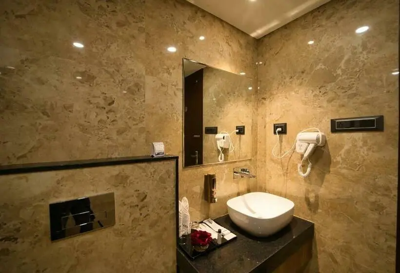 Quarto deluxe, Sterling Pushkar