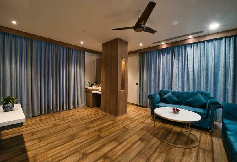 스위트 킹사이즈 침대, Sterling Pushkar