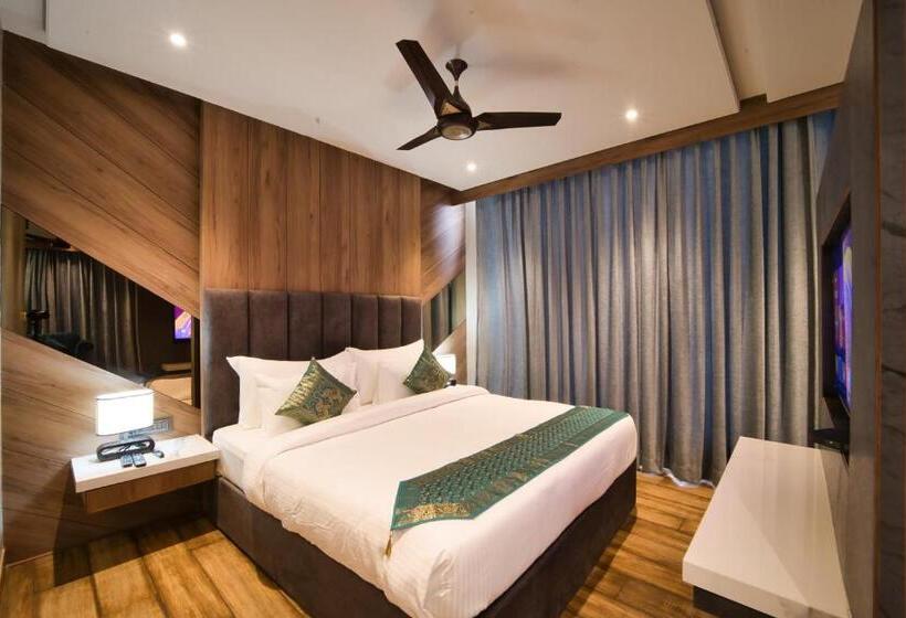 سوئیت با تخت بزرگ, Sterling Pushkar